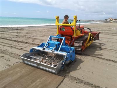 Máy làm sạch rác bãi biển sử dụng đầu kéo